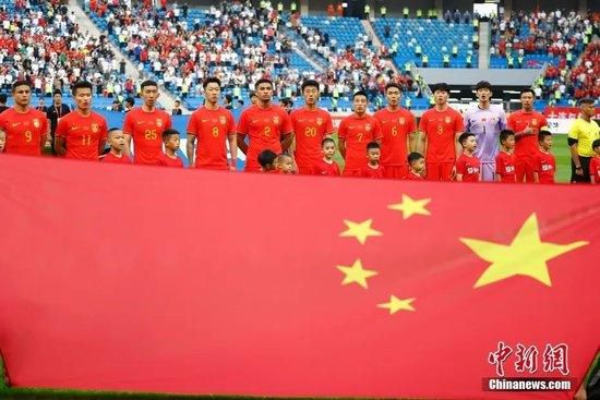 比起白嘉轩的硬气与苦守，他像是个滑头的探路者，又是个想算计时期，却常常时期这类年夜布景玩弄的个别。